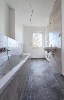 Badezimmer OG Erstbezug nach Sanierung in Aken - Modernes Reihenhaus mit 5 Zimmern & Garten