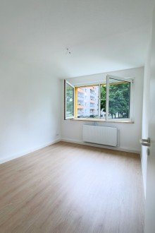 Zimmer-2 Frisch renoviert und sofort bezugsbereit - Erdgeschosswohnung mit Balkon