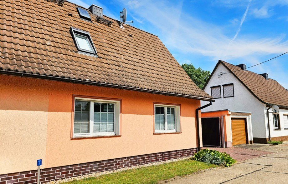 Wohnhaus Stra�enansicht Doppelhaush�lfte Radegast