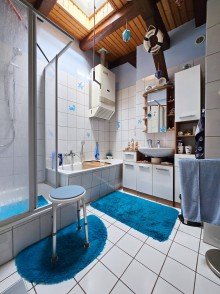Badezimmer Platz zum Leben und Wohlf�hlen - charmante Dachgeschosswohnung in K�then