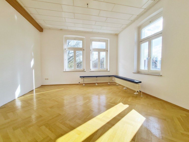 Zimmer K�then (Anhalt) - K�then Dachgeschosswohnung Stilvolle Wohnung mit Parkettboden und zwei B�dern