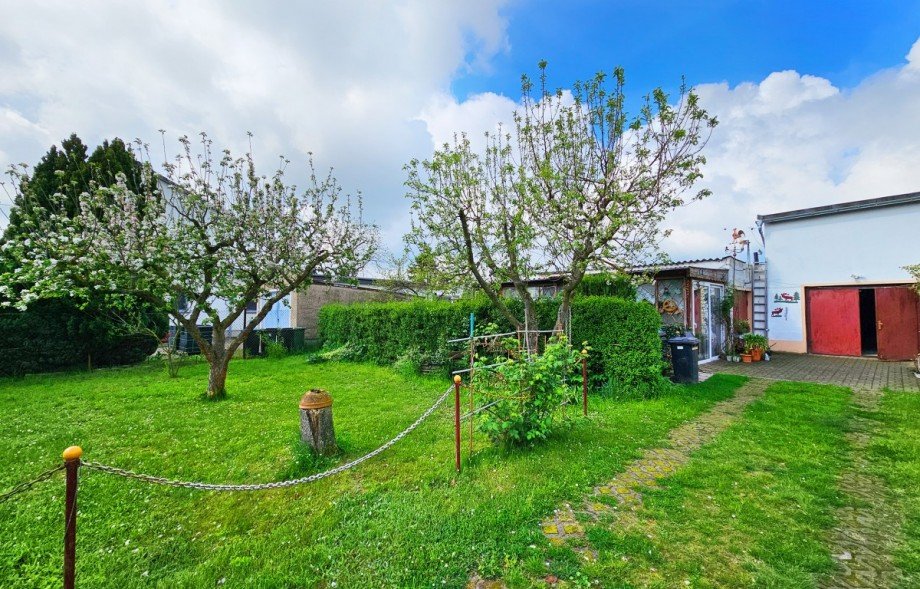 Garten und Garage Doppelhaush�lfte Aken