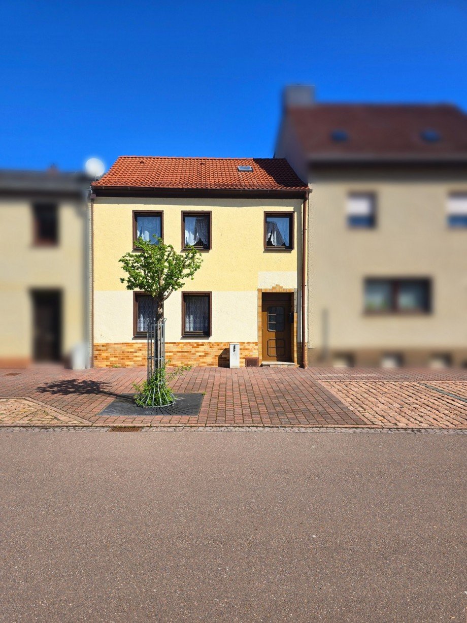 Stra�enansicht Reihenmittelhaus Aken (Elbe)