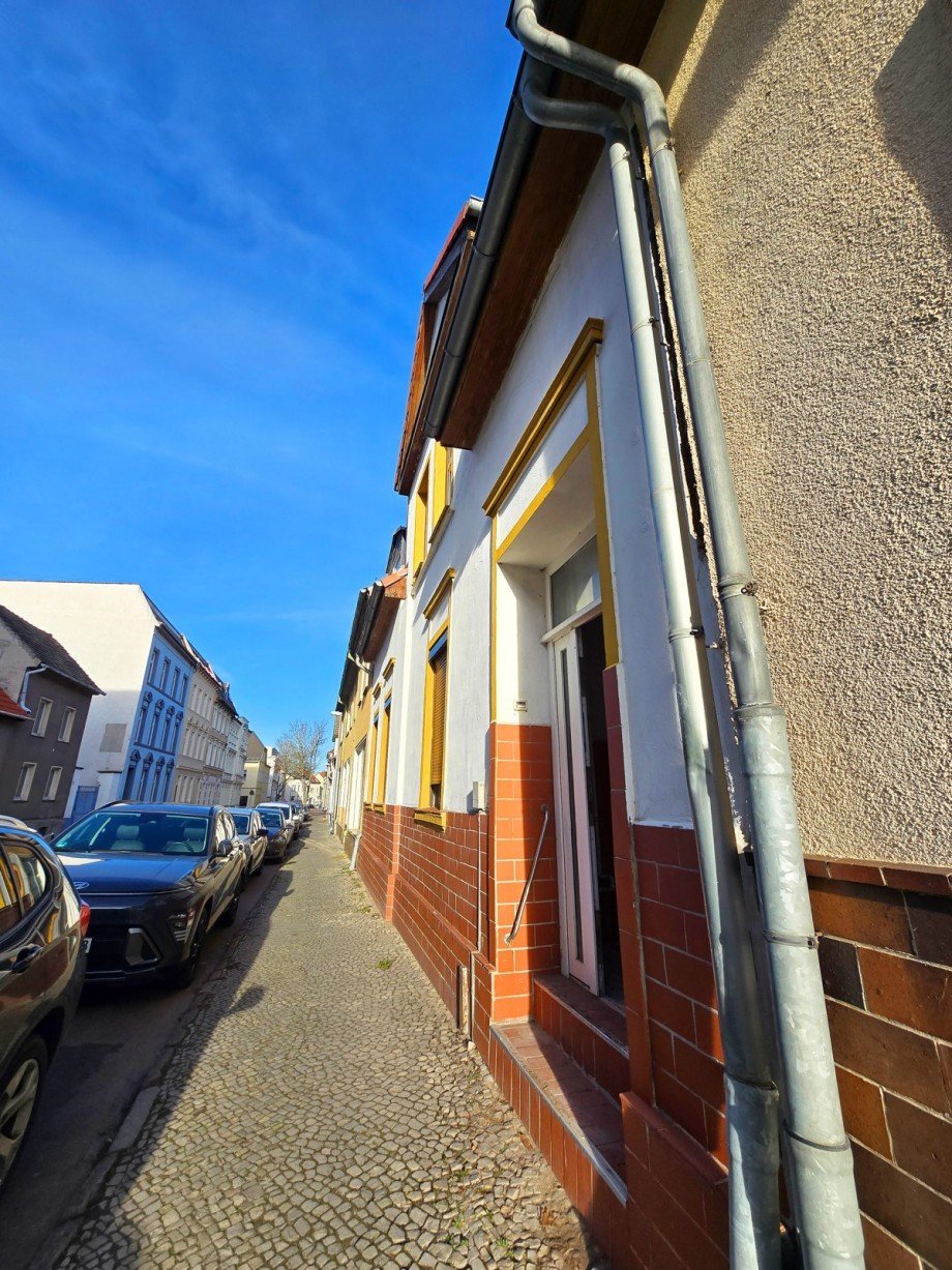Stra�enansicht Reihenmittelhaus K�then (Anhalt)