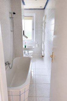 Badezimmer Helle 3-Zimmer-Erdgeschosswohnung mit Balkon in ruhiger Lage von L�beritz