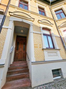 Hauseingang Einladende 3-Zimmer-Wohnung mit Balkon: Perfektes Eigenheim oder lukrative Investition in K�then!