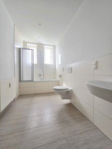 Wohnung 2. OG links Investoren aufgepasst: Lukratives Wohn- und Gesch�ftshaus