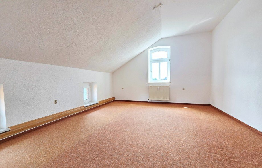 Zimmer I Dachgeschosswohnung Z�rbig