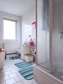 Badezimmer Einladende 3-Zimmer-Wohnung mit Balkon: Perfektes Eigenheim oder lukrative Investition in K�then!