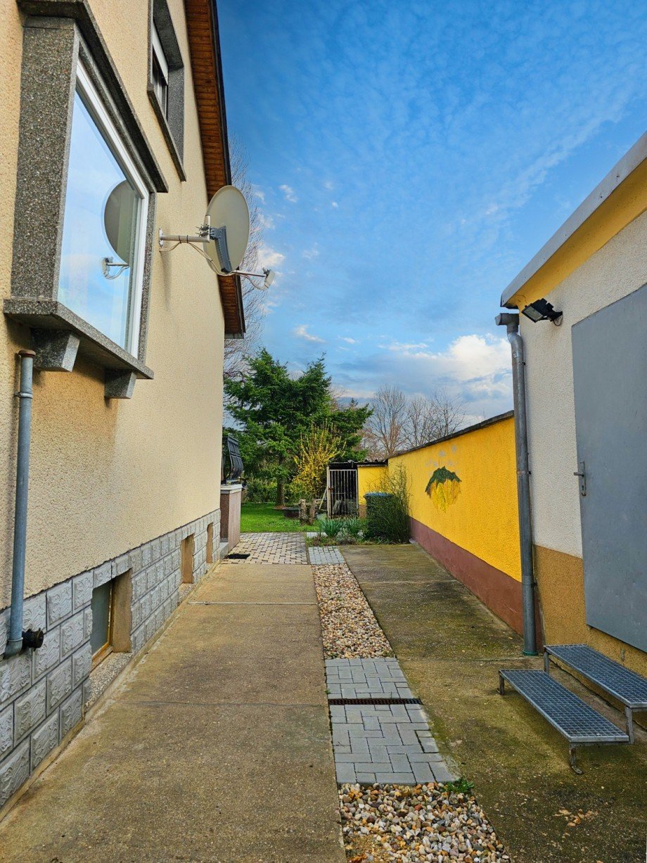 Durchgang zum Garten Einfamilienhaus G�rzig