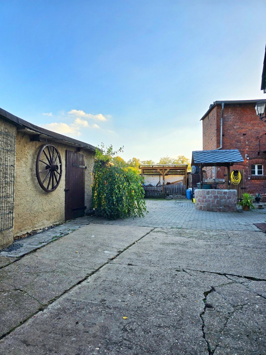 Hinterhof Doppelhaush�lfte Gro� Rosenburg