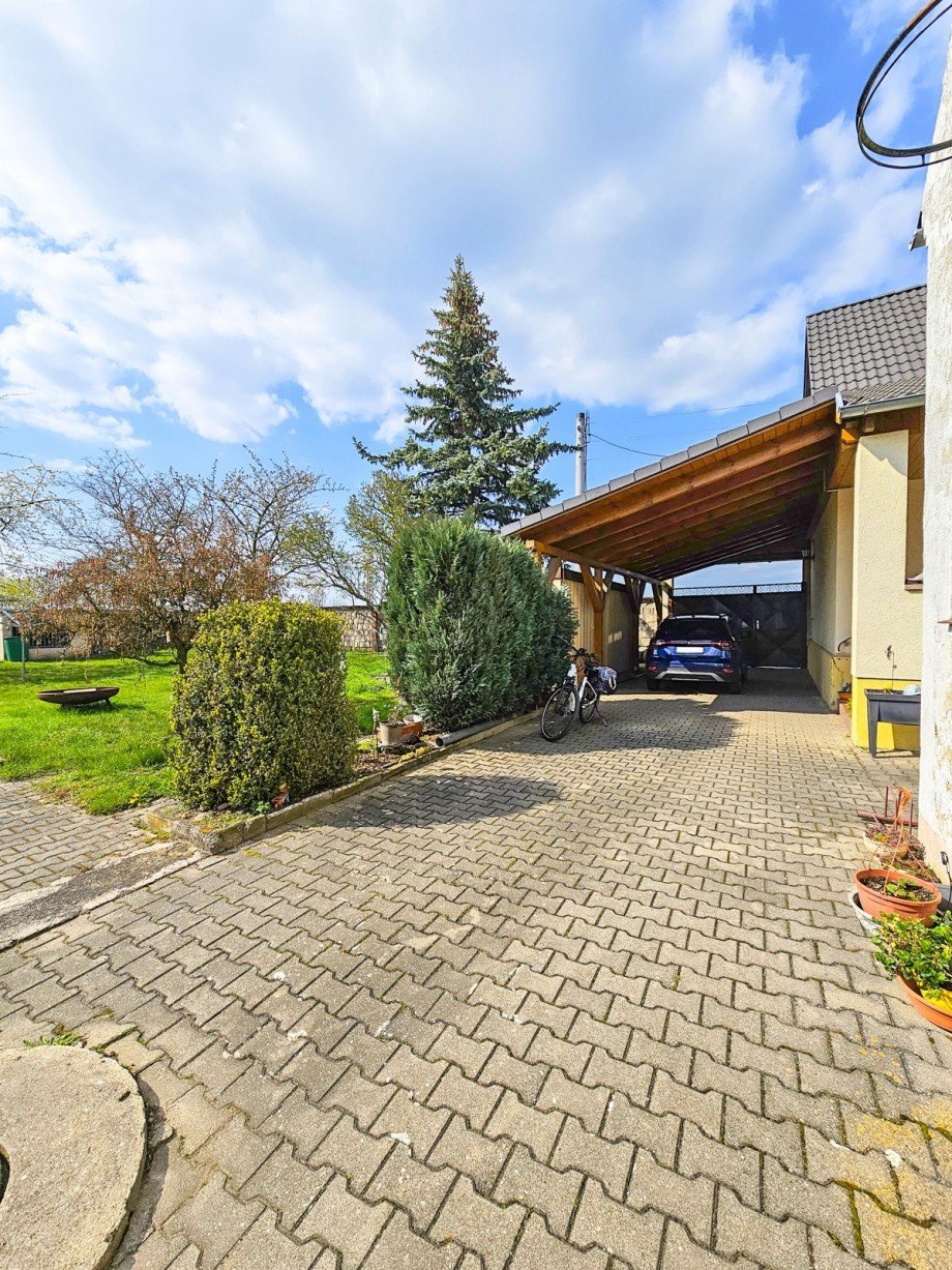 Hof mit Carport Einfamilienhaus Osternienburger Land