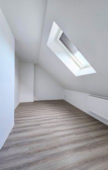 Zimmer DG Erstbezug nach Sanierung in Aken - Modernes Reihenhaus mit 5 Zimmern & Garten