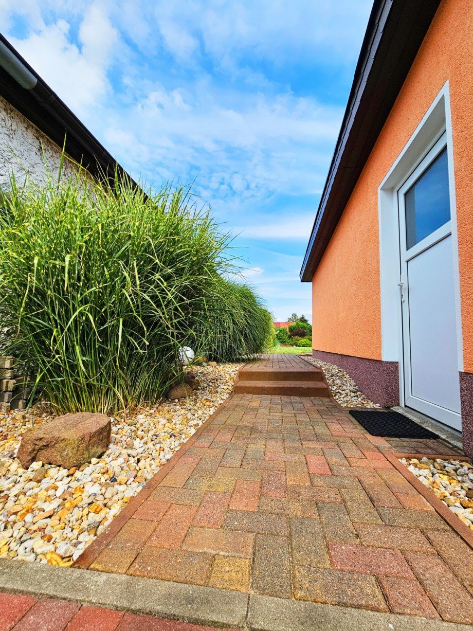 Weg zum Garten Doppelhaush�lfte Radegast