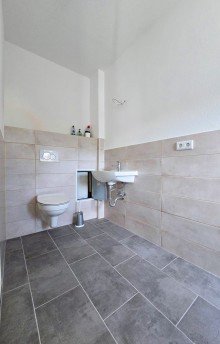 Badezimmer EG Erstbezug nach Sanierung in Aken - Modernes Reihenhaus mit 5 Zimmern & Garten