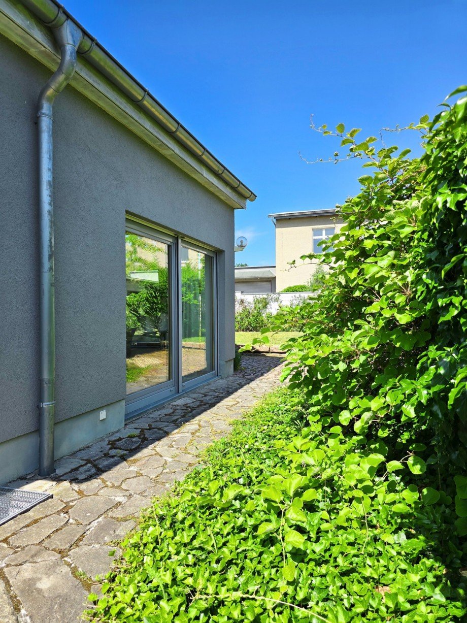Durchgang zum Garten Einfamilienhaus Gr�bzig