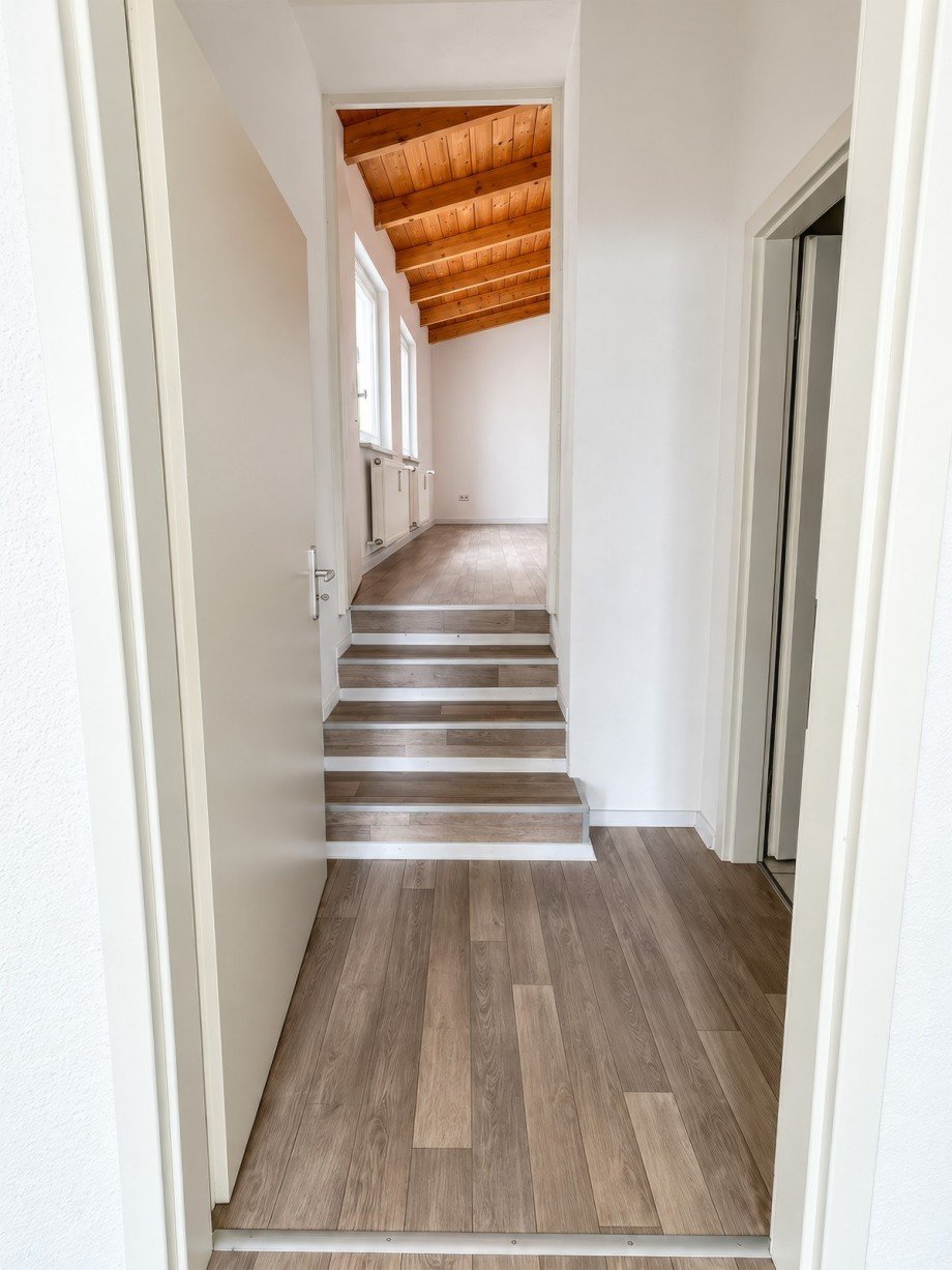 Flur ins Bad und Schlafzimmer Dachgeschosswohnung K�then (Anhalt)