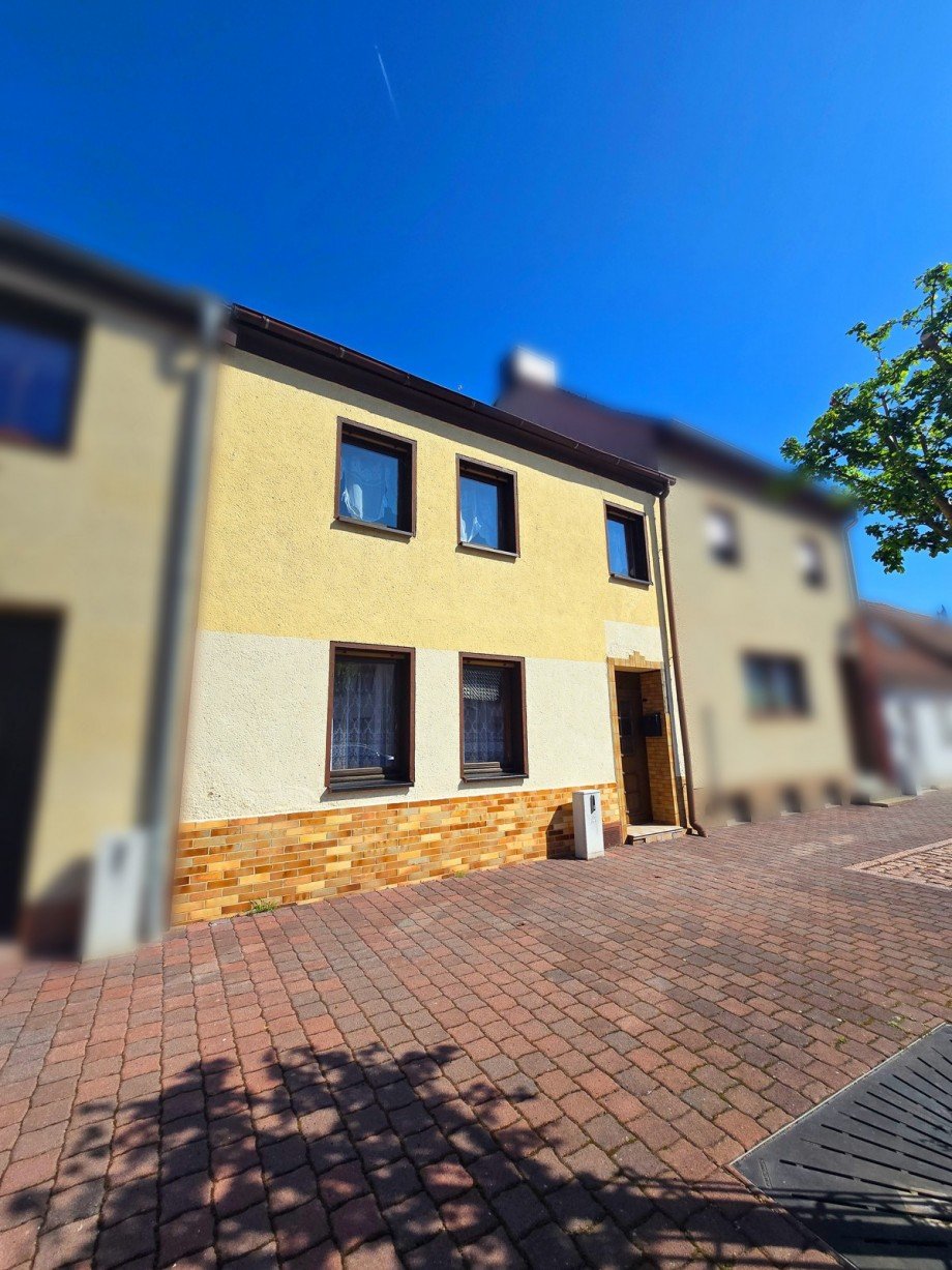 Stra�enansicht Reihenmittelhaus Aken (Elbe)