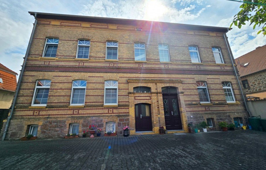 Hof und Eingang Etagenwohnung Petersberg