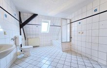 Badezimmer Ger�umige Dachgeschosswohnung im Altbau