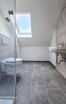 Badezimmer DG Erstbezug nach Sanierung in Aken - Modernes Reihenhaus mit 5 Zimmern & Garten
