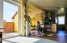 Blick zum Balkon und K�che  Gro�es Gelbes Gl�ck  - Mehr Raum, mehr M�glichkeiten, mehr Gl�ck f�r Ihre Familie
