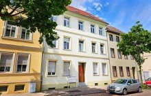Haus Ansicht 2-Zimmer-Eigentumswohnung mit Balkon und stabilen Mieteinnahmen