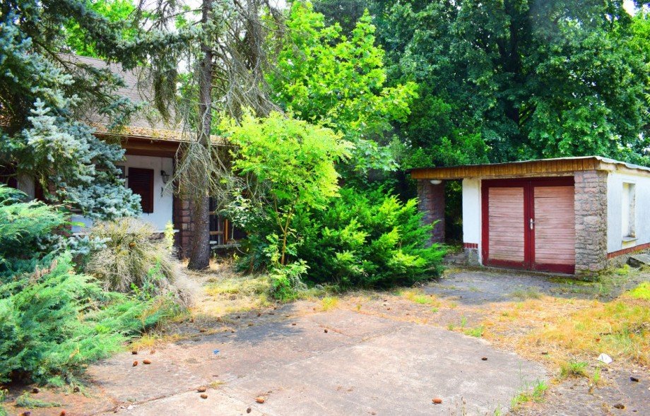 Haupthaus und Garage Haus K�then (Anhalt)