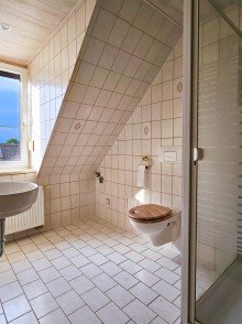 Badezimmer Gem�tliche Dachgeschosswohnung mit Einbauk�che und Stellplatz