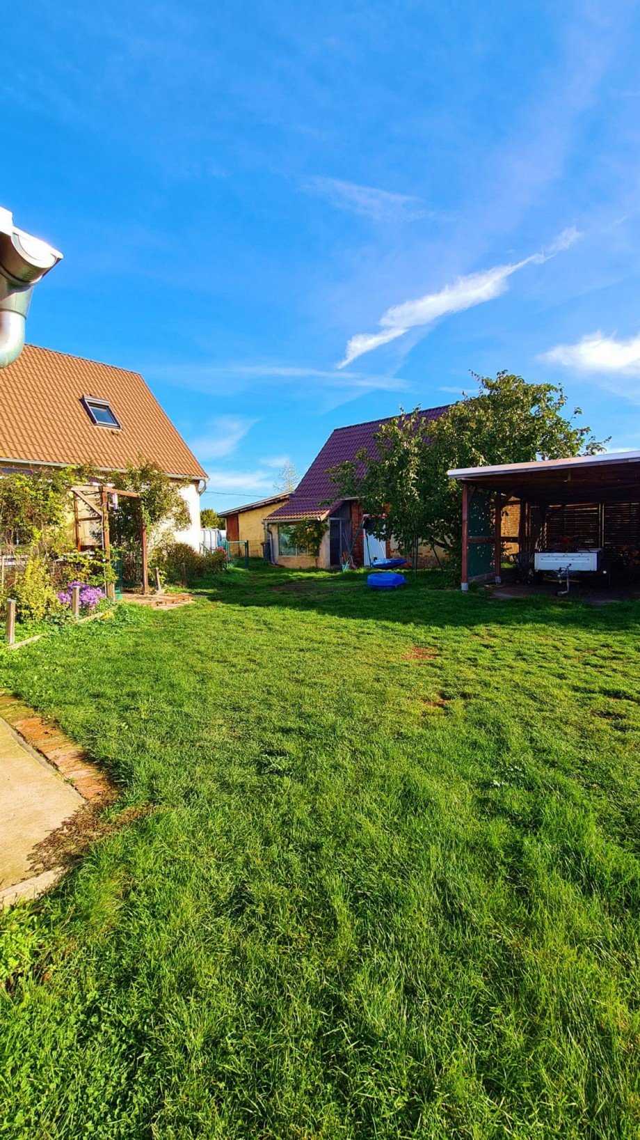 Blick auf Haus und Schuppen Einfamilienhaus Wei�andt-G�lzau