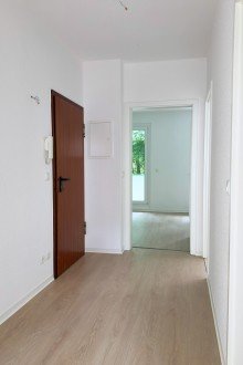 Flur Frisch renoviert und sofort bezugsbereit - Erdgeschosswohnung mit Balkon