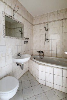 Badezimmer Frisch renoviert und sofort bezugsbereit - Erdgeschosswohnung mit Balkon