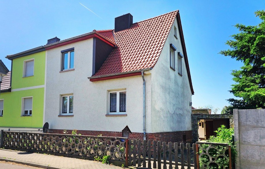 Wohnhaus Ansicht Stra�e Doppelhaush�lfte K�then (Anhalt)