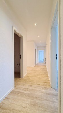 Flur Top-Moderne-Wohnung mit Loggia