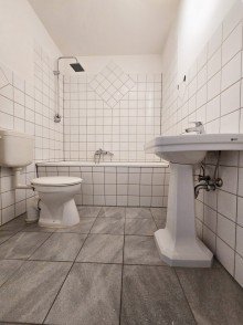 Badezimmer Gem�tliche Souterrain-Wohnung mit Terrasse, Einbauk�che und Fu�bodenheizung