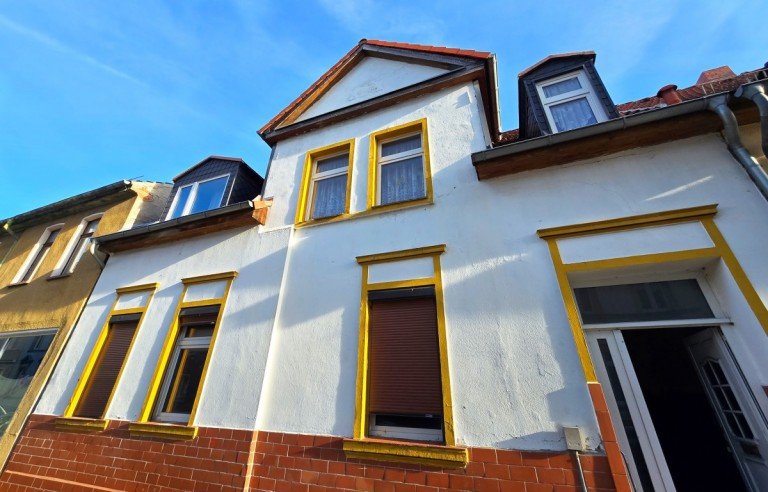 Stra�enansicht K�then (Anhalt) - K�then Reihenmittelhaus Ideal f�r Vision�re: Sanierungsprojekt mit viel Potenzial & Garten