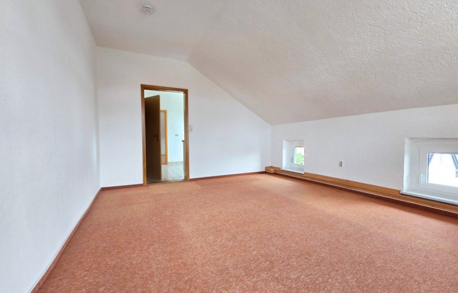Zimmer I Dachgeschosswohnung Z�rbig