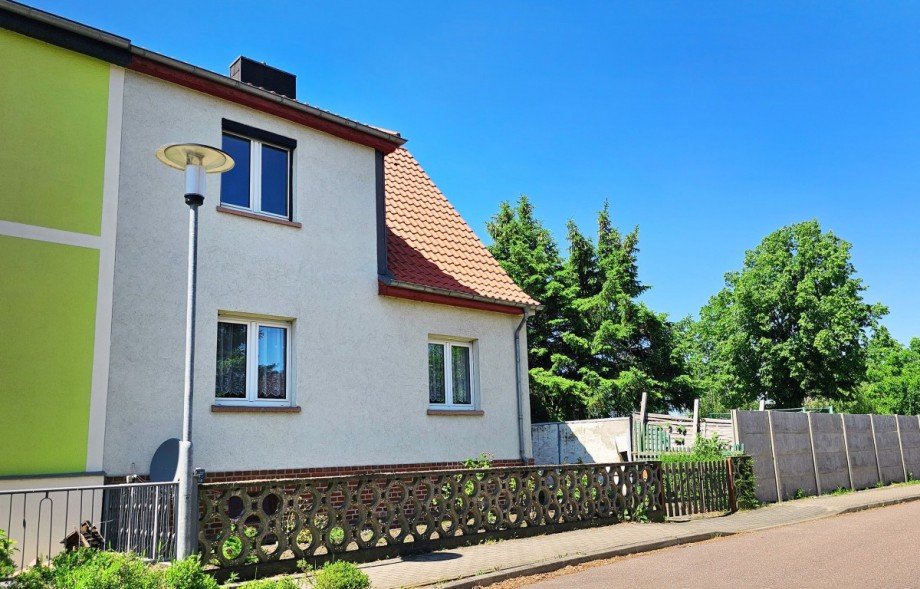 Wohnhaus Ansicht Stra�e Doppelhaush�lfte K�then (Anhalt)