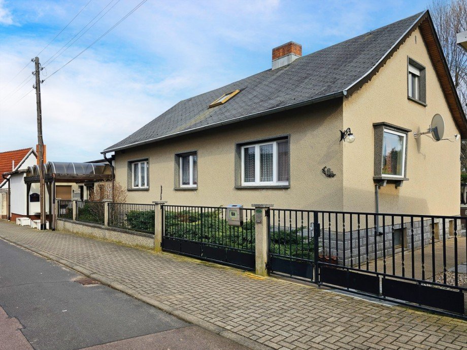 Ansicht Stra�e Einfamilienhaus G�rzig