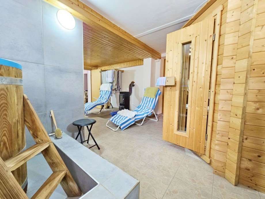 Keller_Sauna_Eistonne_Bad Doppelhaush�lfte Ilberstedt