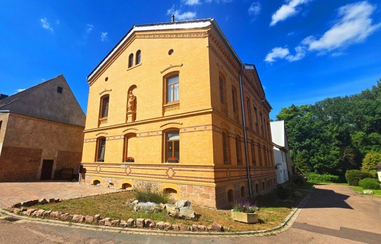 Wohnhaus Petersberg Erdgeschosswohnung Historischer Charme trifft modernen Komfort - 2 Zimmer mit Lift, Stellplatz & Naturidylle